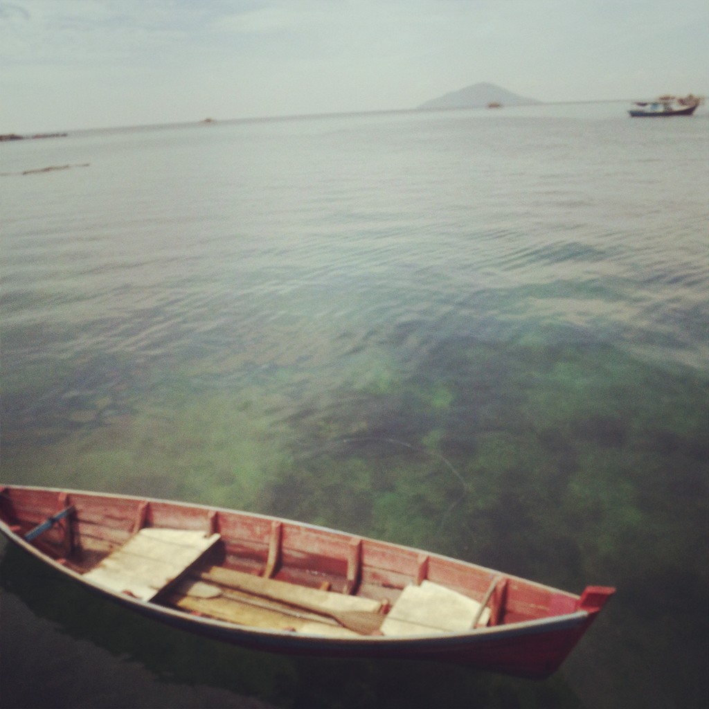 Sebuah perahu milik warga di tepian dermaga pulau Lemukutan.
