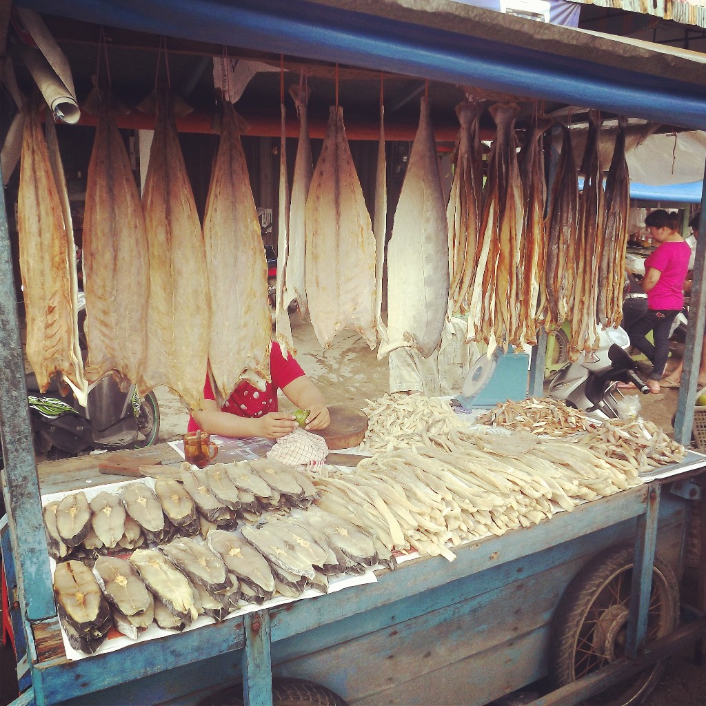 Salah satu gerobak di Pasar Turi Singkawang yang menjual beragam ikan asin dan ikan yang diawetkan